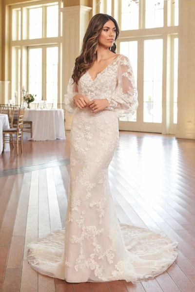 Bridal gown designed to accentuate curves, perfect wedding dress for my body type